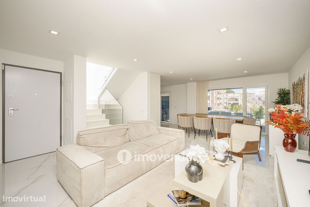 Moradia T3+1 moderna, com piscina e garagem, na Caparica
