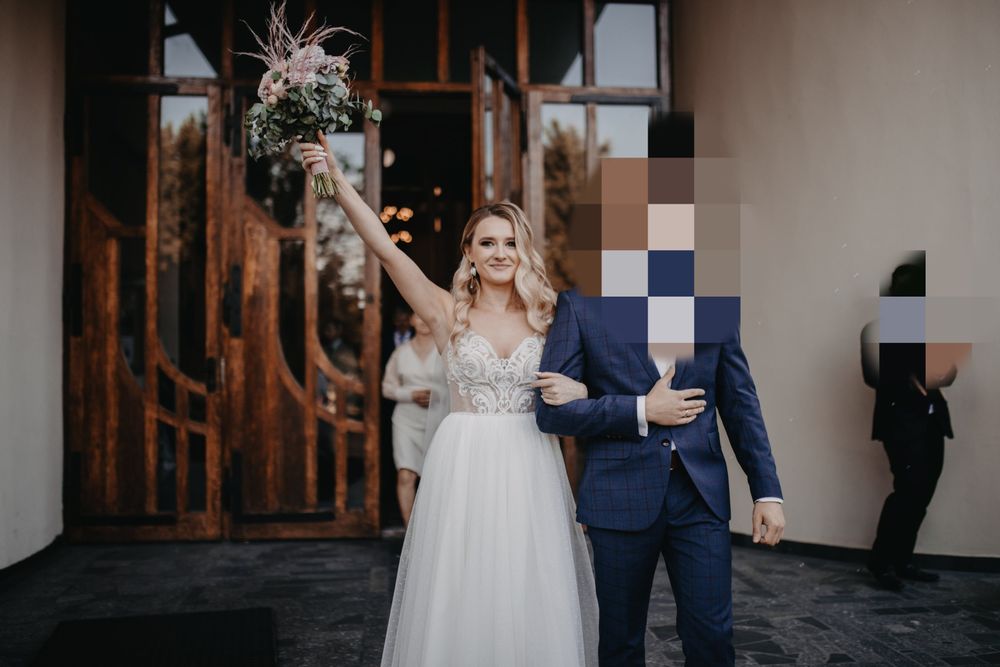 Suknia ślubna z rozcięciem na nodze