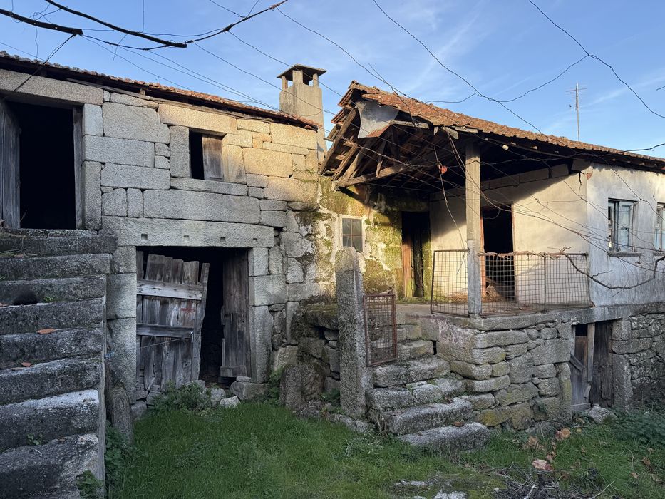 Casa em ruínas para reconstruir