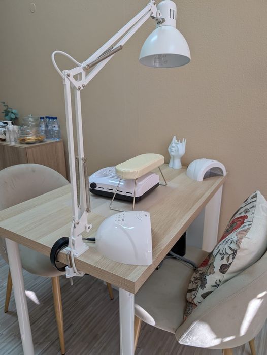 Aluga-se mesa para manicure