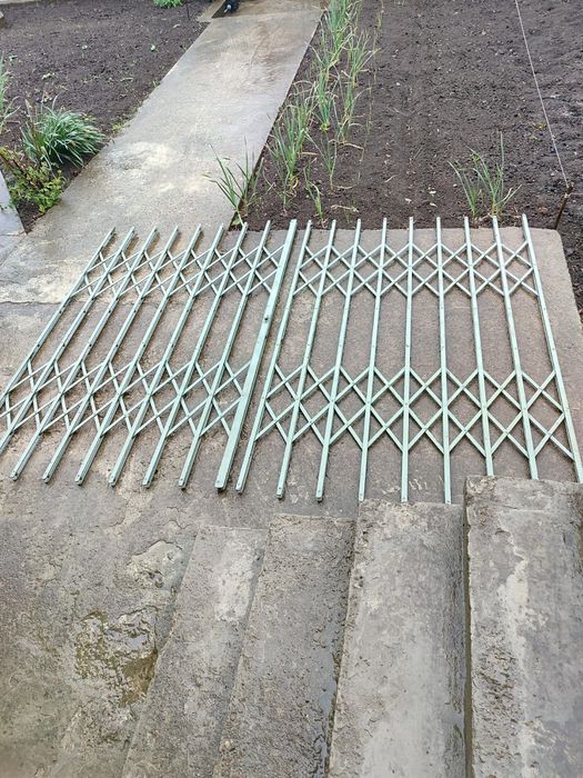 Решітка залізна на ворота чи двері.