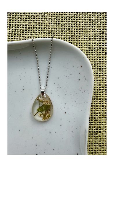 Zawieszka „brindille fleurie” biżuteria handmade żywica srebro