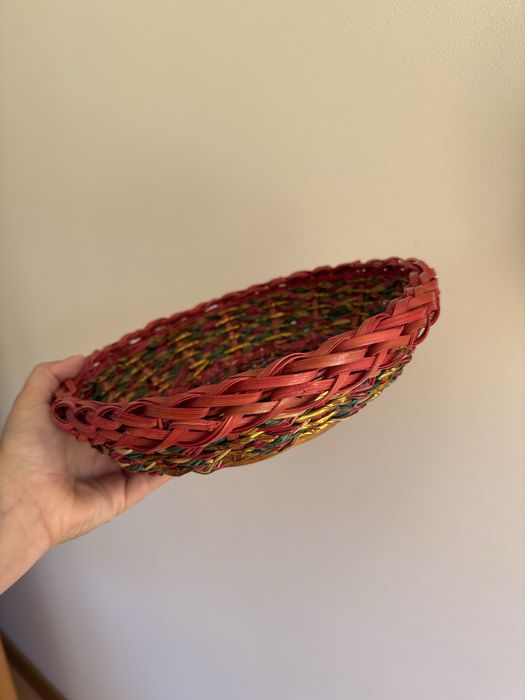 Cesto vermelho e verde e dourado