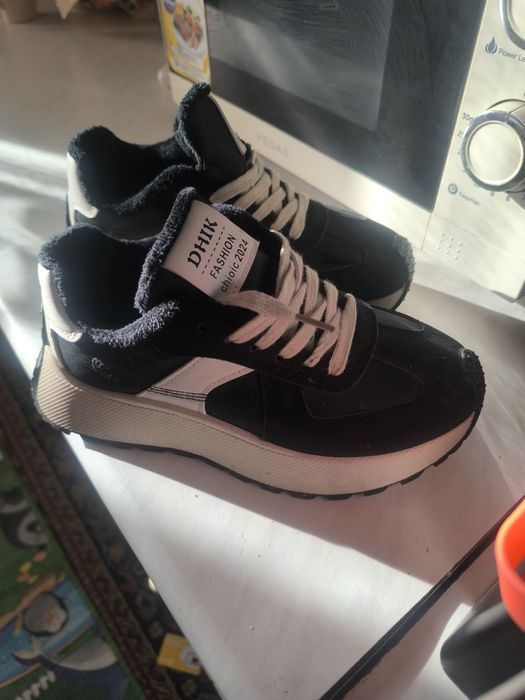 Продам Зимові кросівки