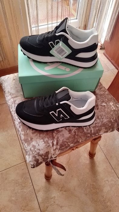 Жіночі кросівки.Нові