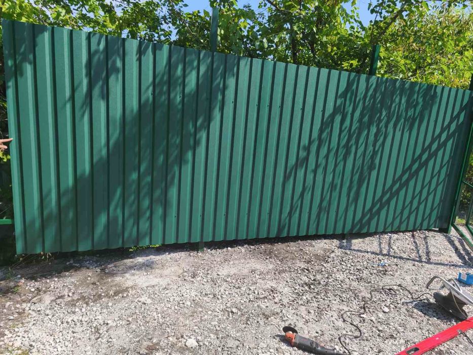 Установка заборов из профильного листа