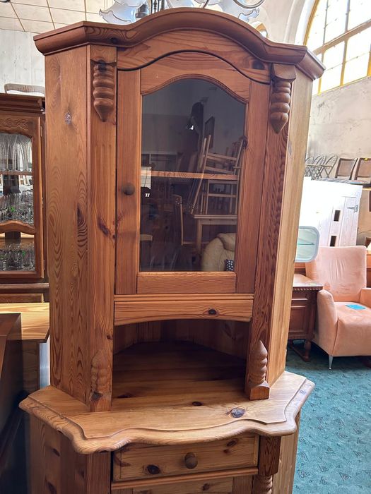 Drewniana narożna witryna