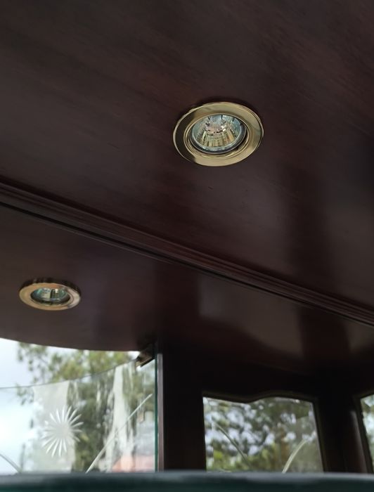 Cristaleira em Mogno Maciço com Portas de Vidro e Iluminação
