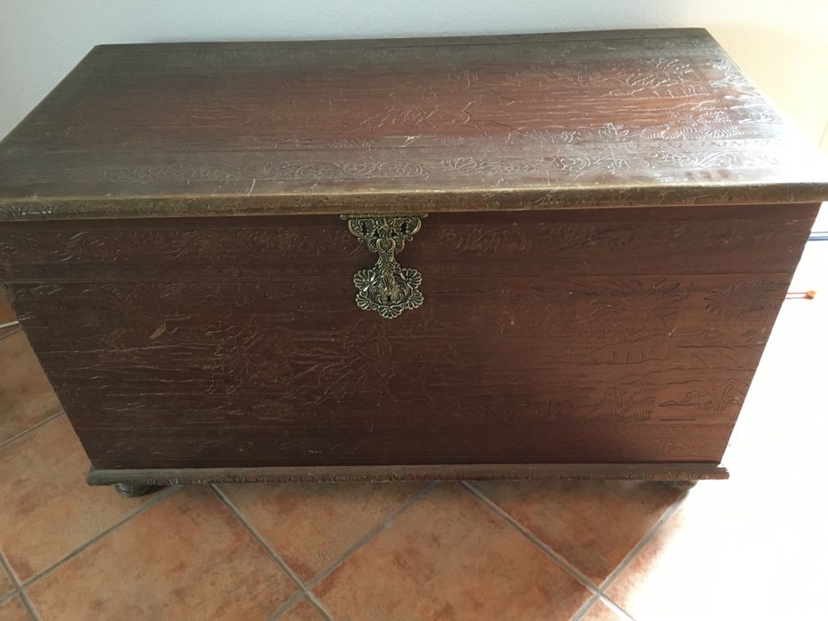 Arca/baú em madeira trabalhada