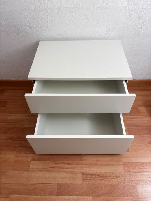 Mesa de cabeceira em branco
