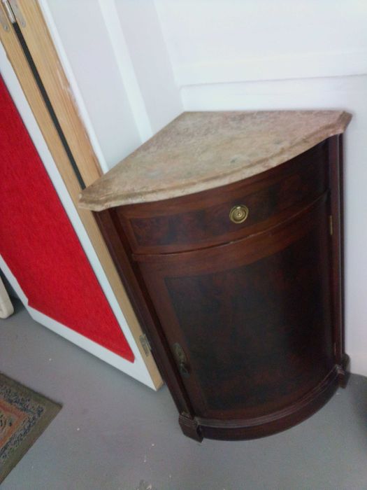 Móvel de canto com tampo de mármore