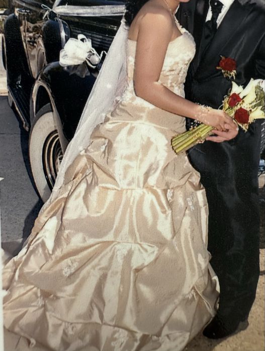 Vestido de noiva dourado suave