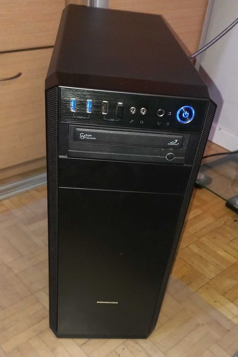 Komputer stacjonarny z monitorem lub bez