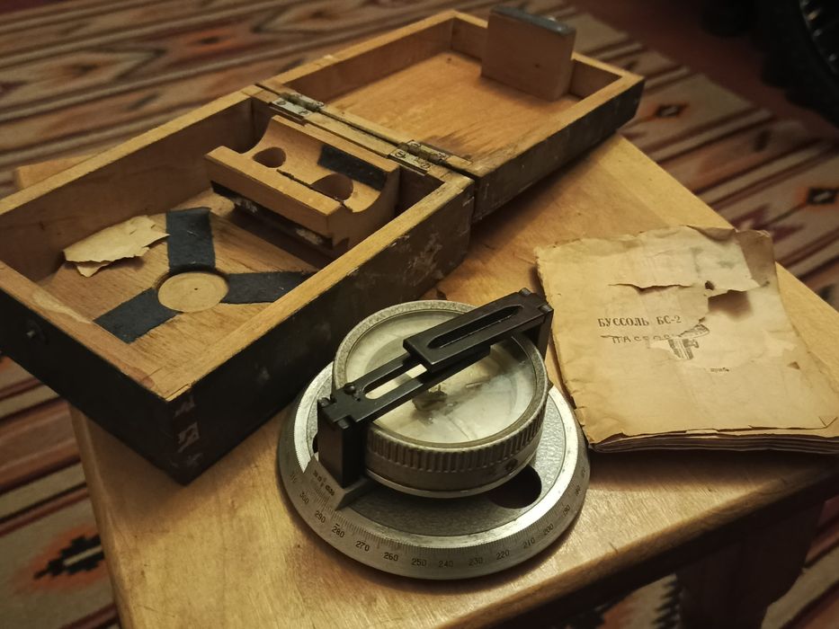 Буссоль БС-2 (в неробочому стані)