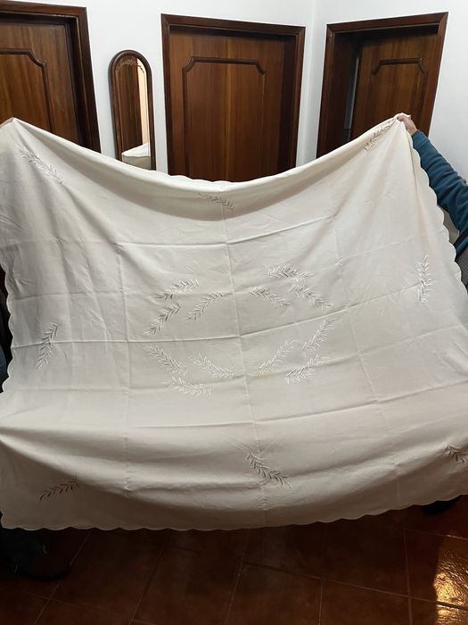 Toalha de Linho Bordada à Mão (Tradicional Açoriana)