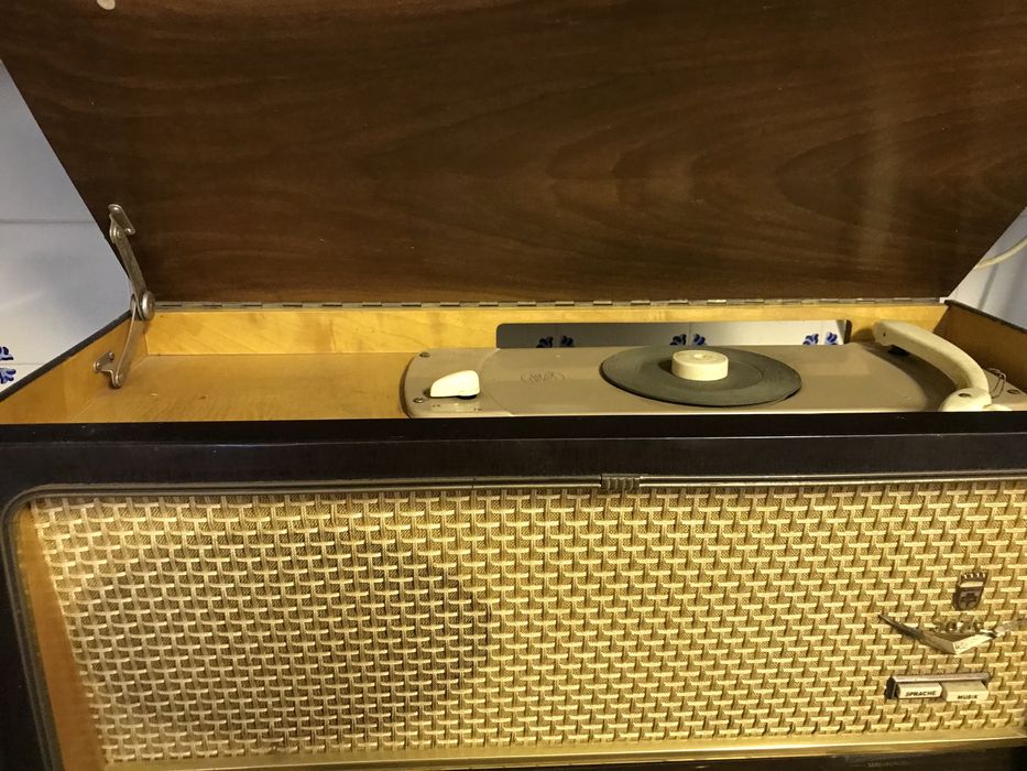 Rádio e Gira Discos Grundig antigo