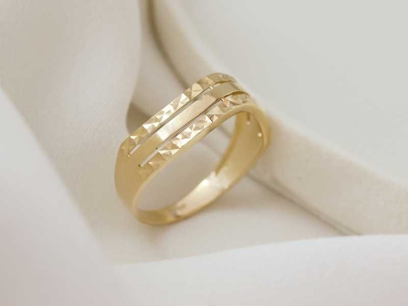 Nowy błyszczący pierścionek falowany PR 585 bez oczek