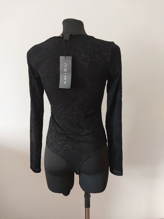 Koronkowe body, dekolt V