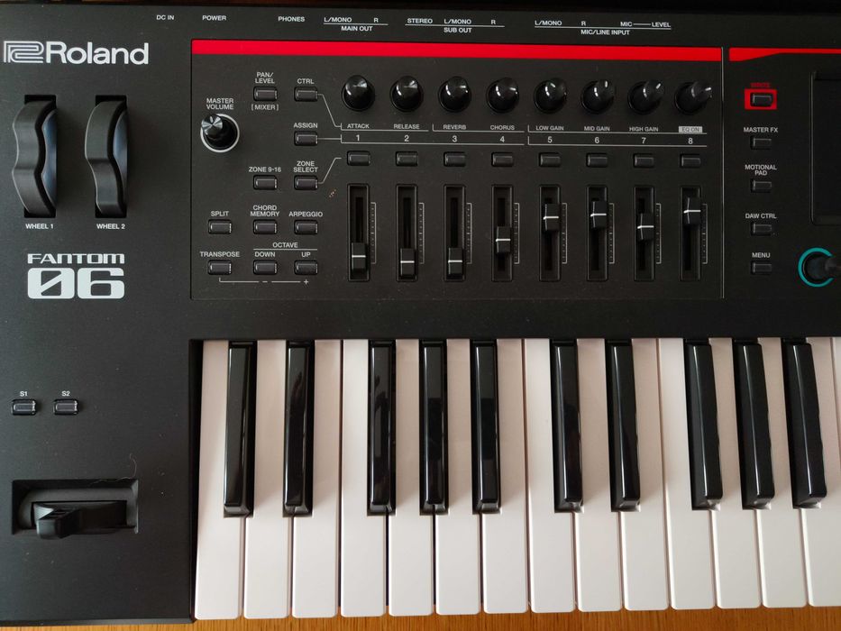 Sintetizador Roland Fantom 06 com Mala de Transporte. Novo
