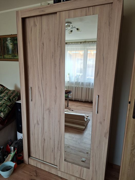 Szafa przesuwna z lustrem