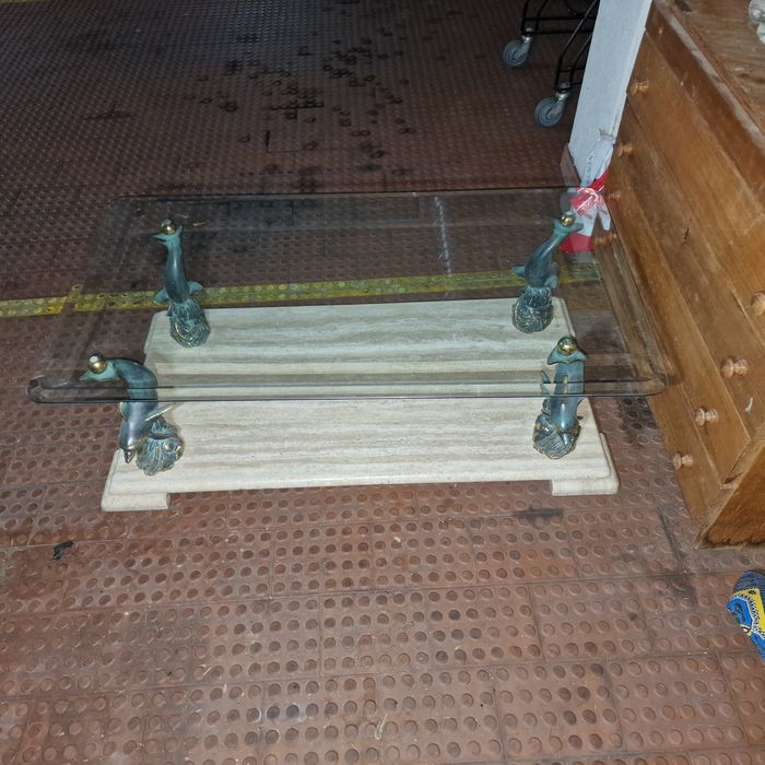 Mesa de centro com base em pedra