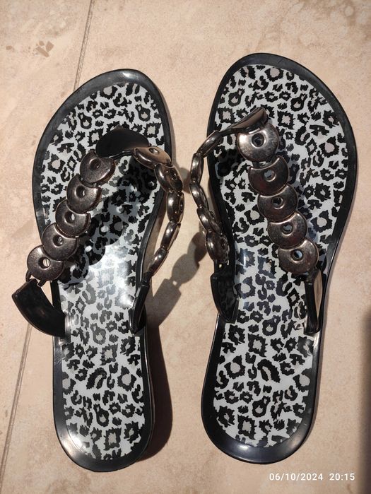 Chinelos de dedo pretos