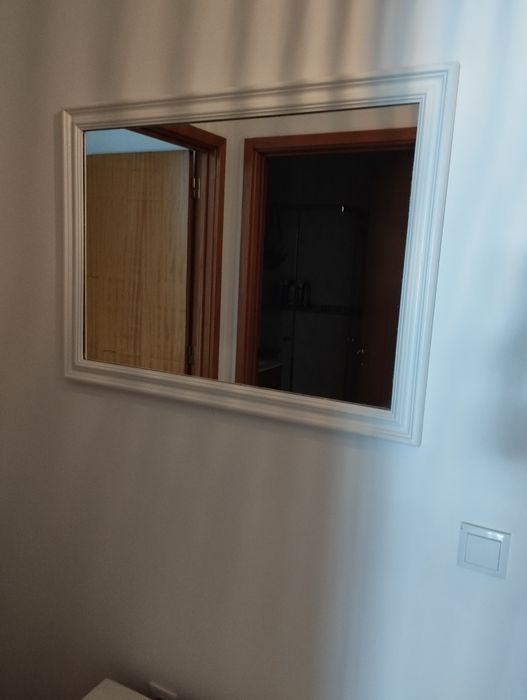 Espelho e baú para arrumação