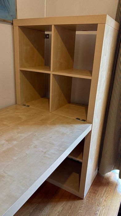 Secretária IKEA com módulo de cubos e tampo