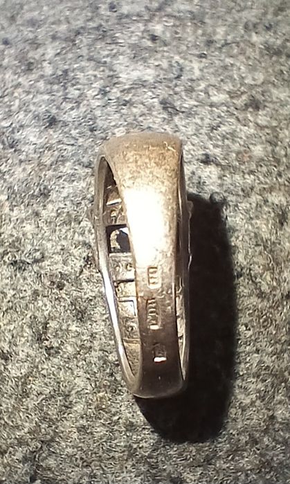 Продам серебряное кольцо с золотыми вставками.