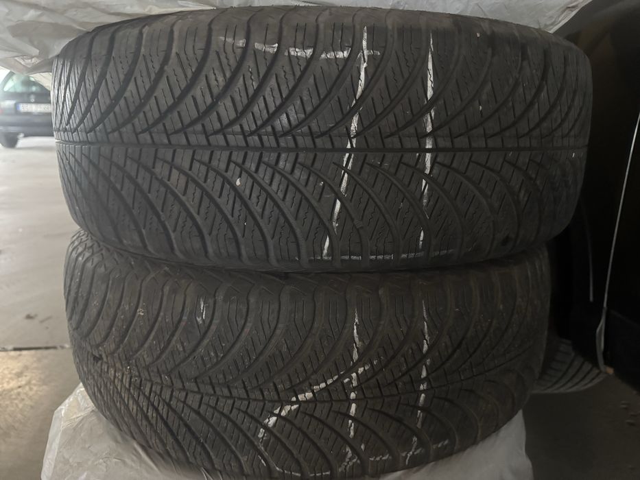 Komplet opon wielosezonowych Goodyear 215/60