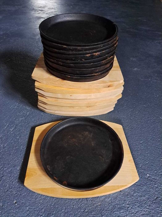 Prato de ferro com base de madeira