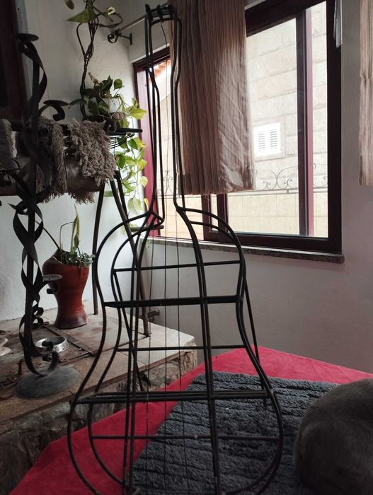 Viola em ferro para adorno