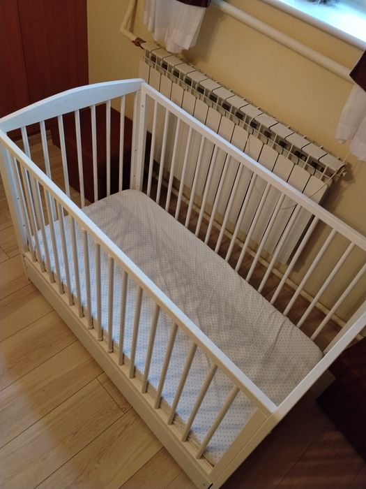 Łóżko, łóżeczko dziecięce białe z szufladą i materacem 120x60.