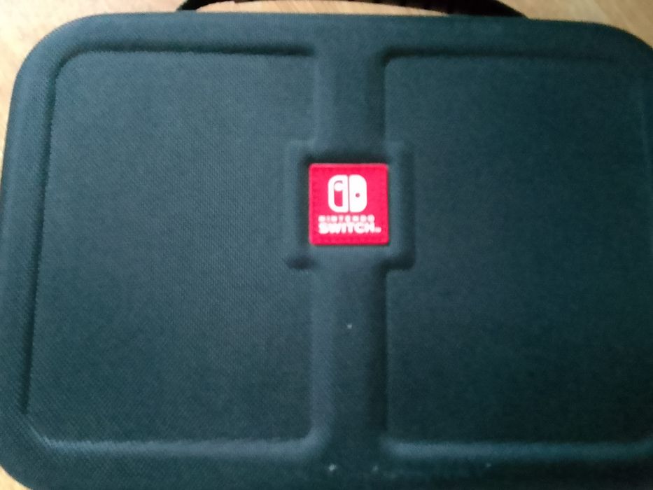 Nintendo switch z akcesoriami i kartą pamięci