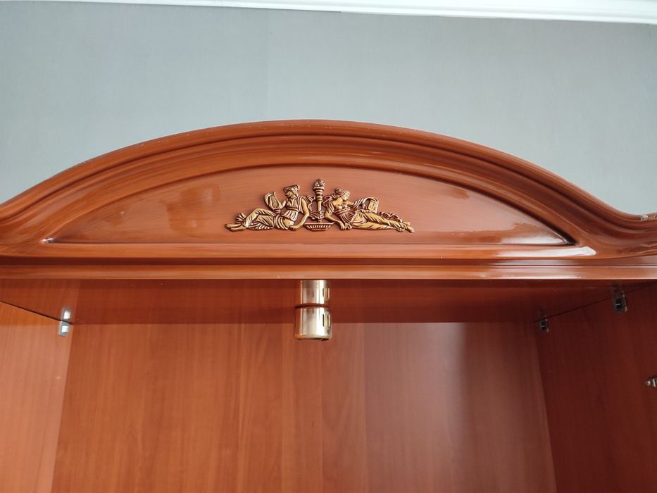 Італійський сервант вітрина