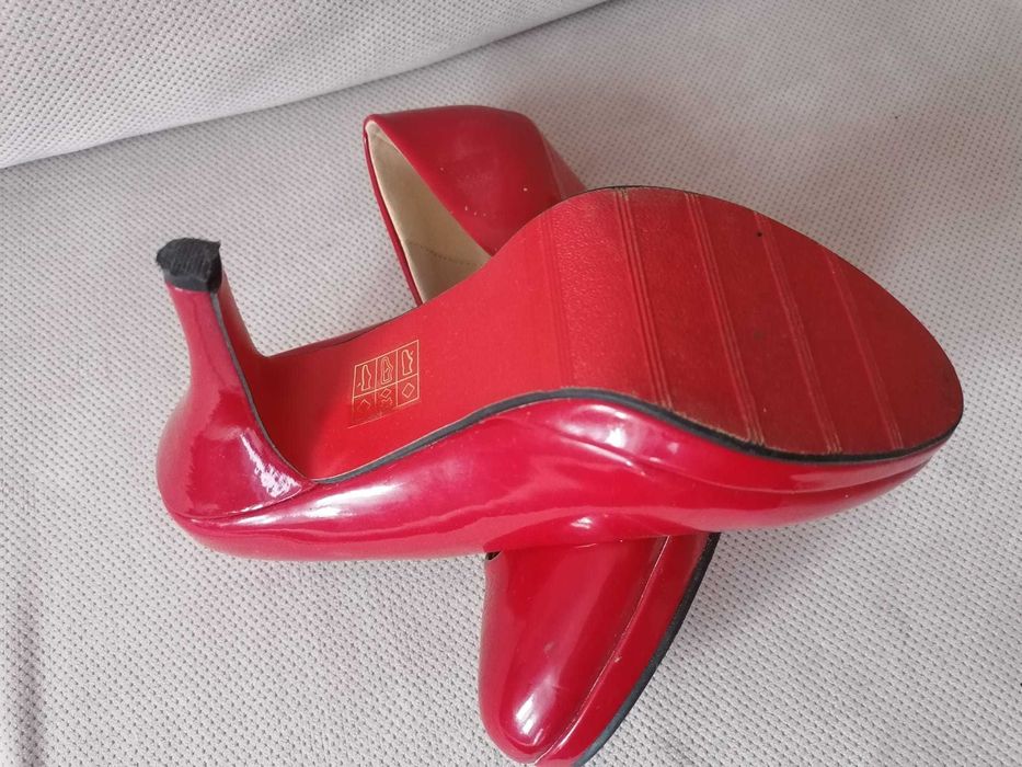Czerwone buty na obcasie.