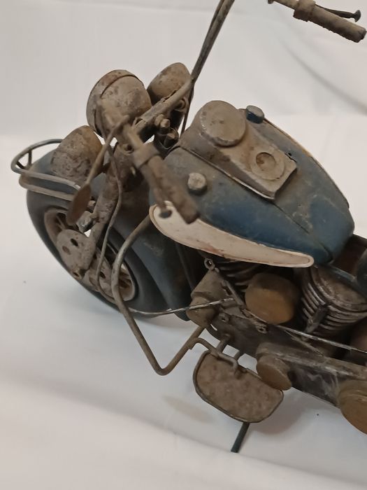 Brinquedo lata motorizada