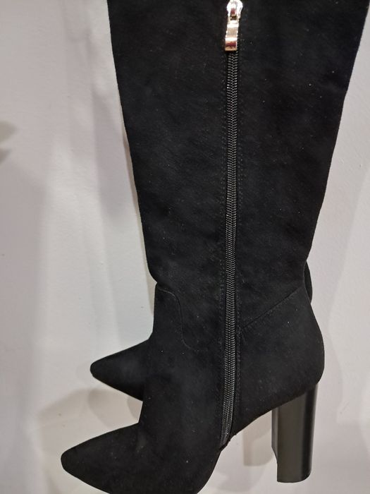 Nowe, zamszowe botki za kolana