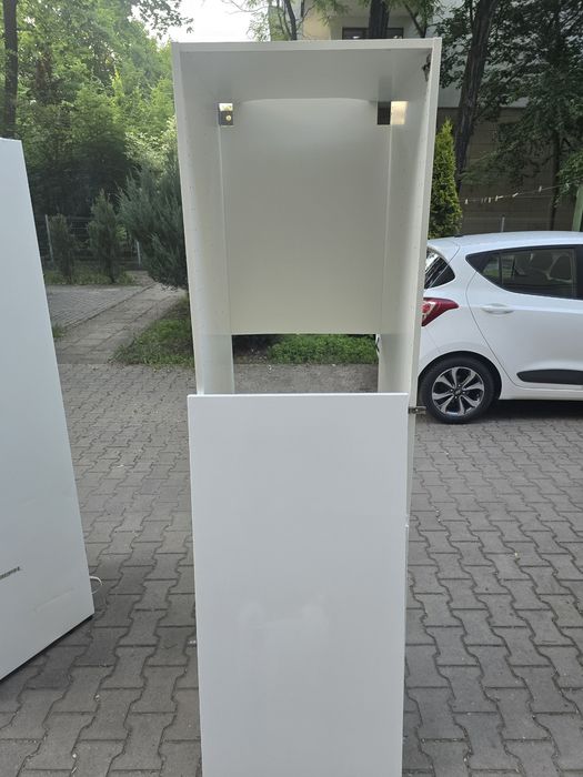 Lodówka Ikea Köldgrader do zabudowy razem z szafką, białe fronty.