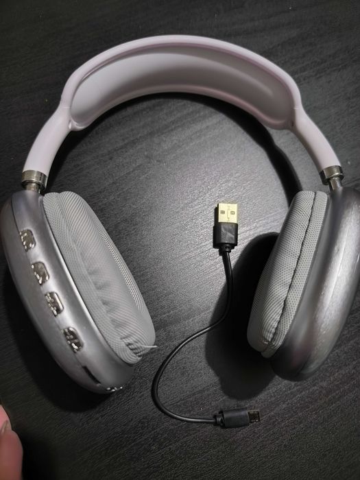 Auscultadores brancos e prateados