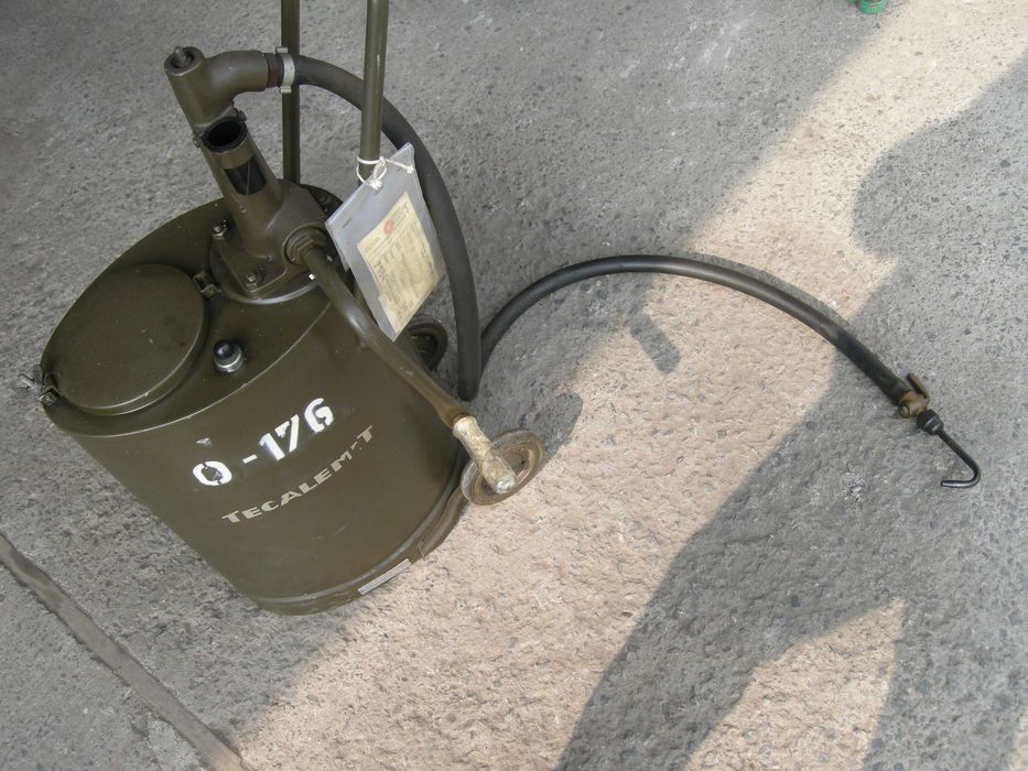 Pojemnik z pompą do wymiany oleju w skrzyni i moście