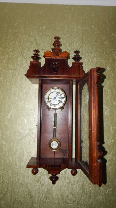 Старинные настенные часы с маятником