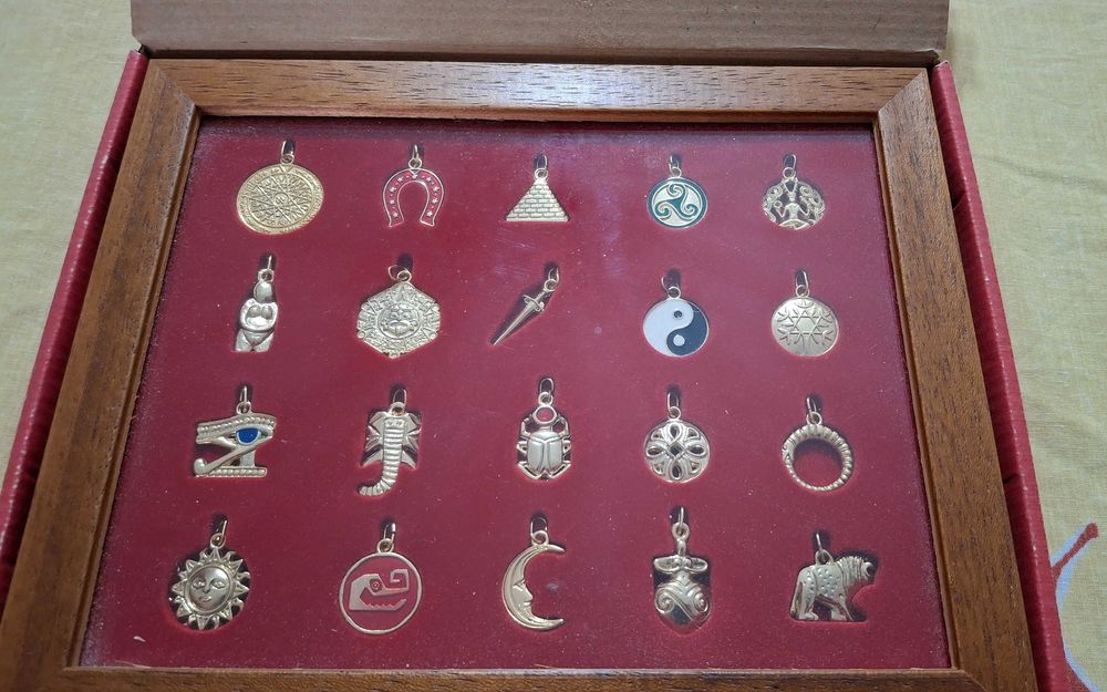 Quadro em madeira com 20 talismãs - artigo novo