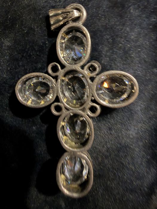 Pendulo crucifico de prata com moldura e pedras
