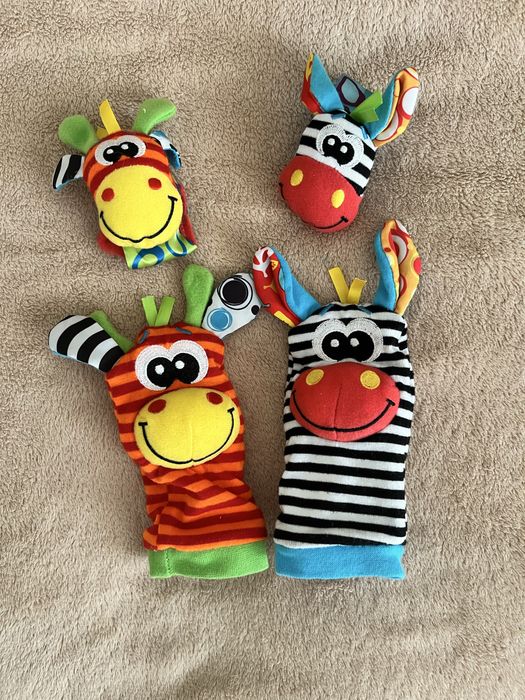 Іграшка дитяча, носочки і на ручки браслетики- брязкальця