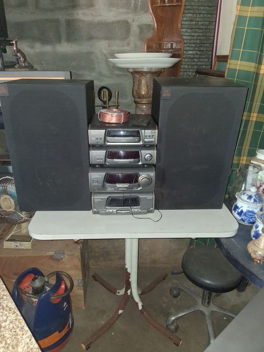 Vendo radio antigo  marca  Technics a funcionar  a CD e cassete onde pode por o Bluetooth