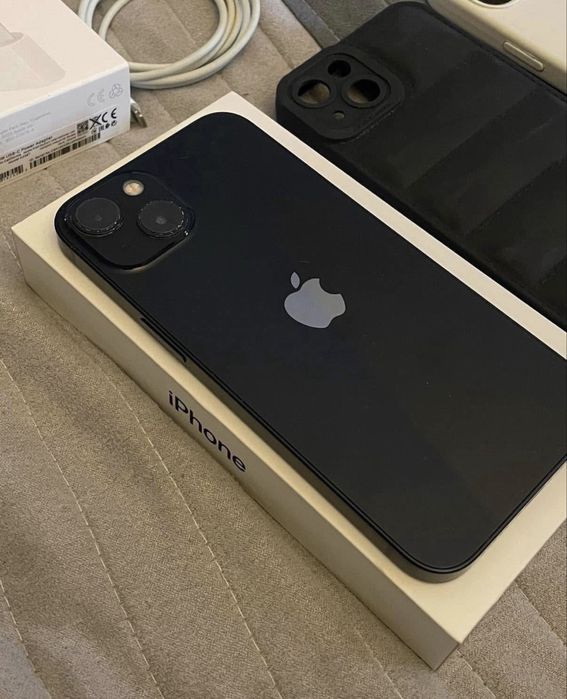 Apple iPhone 13 / Midnight / 128 GB  /