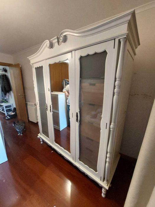 Roupeiro branco com espelho