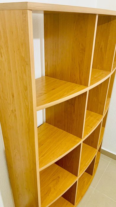 Estante estilo faia, com compartimentos