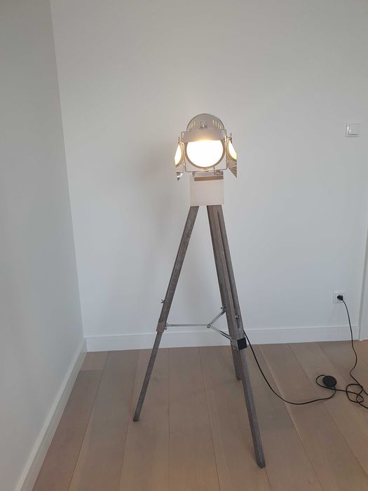 lampa podłogowa HOLLY typu reflektor